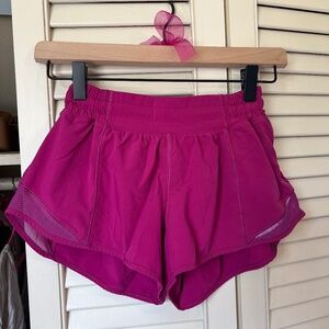 Lululemon LR Hotty Hot Shorts - Size 4 - 2.5 inseam